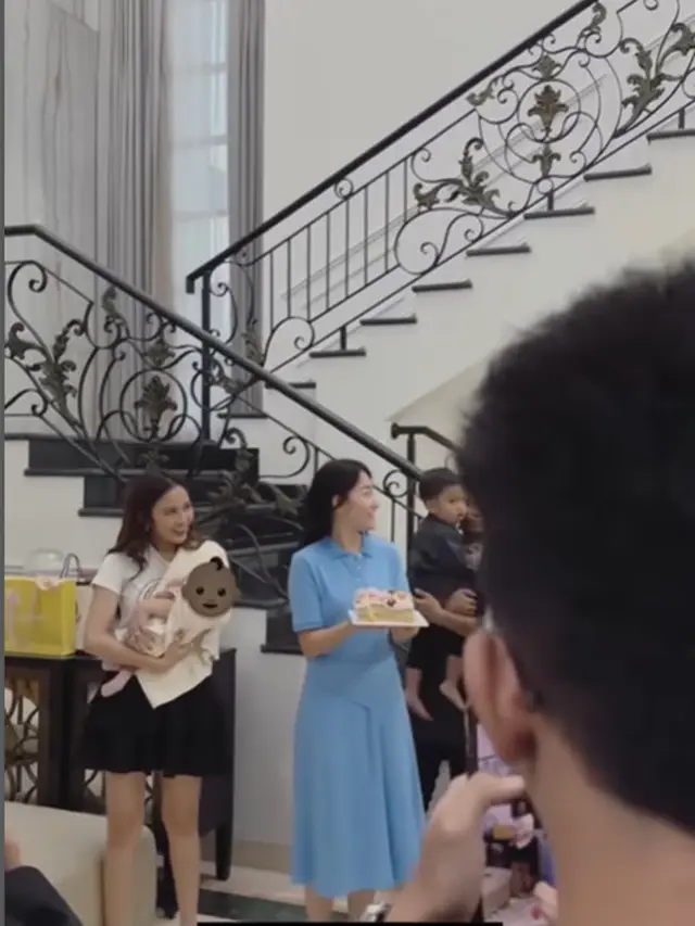 6 Potret Mahalini Gendong Anak di Ulang Tahunnya, Putri Delina Puji Bak Gadis