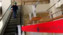 Petugas menyemprotkan cairan disinfektan pada eskalator di Museum Gajah atau Museum Nasional, Jakarta Pusat, Senin (16/3/2020). Penyemprotan yang dilakukan saat museum ditutup itu sebagai upaya mencegah penyebaran wabah virus Corona (COVID-19). (Liputan6.com/Johan Tallo)