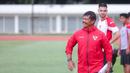 Pelatih Timnas Indonesia U-20, Indra Sjafri, memimpin sesi latihan terbuka di Stadion Madya, Kompleks Gelora Bung Karno, Senayan, Jakarta, Rabu (15/1/2025). Latihan tersebut untuk persiapan Piala Asia U-20 2025. (Bola.com/M Iqbal Ichsan)