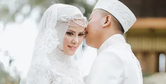 Vicky Prasetyo dan Angel Lelga telah melangsungkan akad nikah pada Jumat, 9 Februari 2018, di Masjid Istiqlal, Jakarta Pusat. Di hari bahagia tersebut, justru ada hal yang membuat banyak orang malah tertawa. (Instagram/antijittersphoto)