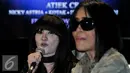 Ita Purnamasari (kiri) menjawab pertanyaan wartawan saat konferensi pers konser 'Terbaik Untukmu' di kantor Warner Music, Jakarta, Selasa (18/10). Atiek CB, Nicky Astria dan Ita Purnamasari akan menggelar konser bersama. (Liputan6.com/Yoppy Renato)
