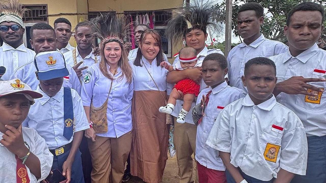 Kisah Bidan Wike Afrilia Bertahun-tahun Mengabdi di Pedalaman Papua, Menginspirasi & Begitu Dicintai Warga