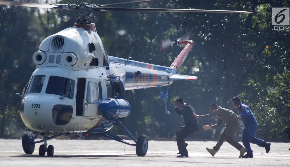 Helikopter kepolisian melakukan evakuasi saat simulasi pengamanan Pilpres 2019 di Lapangan Akpol Semarang, Jawa Tengah, Selasa (18/9). Simulasi dihadiri oleh Kapolda Jawa Tengah, Pangdam IV Diponegoro, dan Gubernur Jateng. (Liputan6.com/Gholib)
