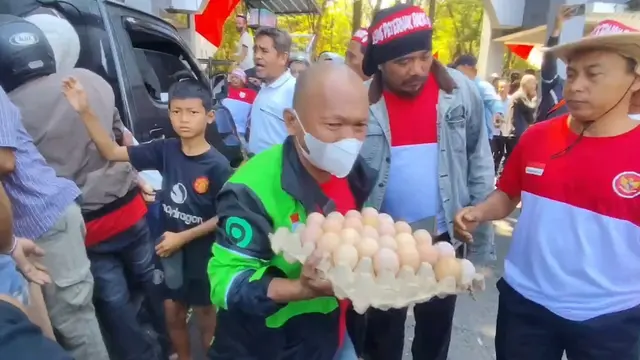 Peternak di Sulsel Bagi-bagi Ayam dan Telur Gratis, Mengaku Rugi akibat Harga Pakan Tinggi