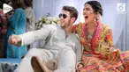 Pasangan Nick Jonas dan Priyanka Chopra menjadi resmi menikah. Foto-foto rangkaian upacara pernikahan jelang pernikahan keduanyya diunggah di Instagram.