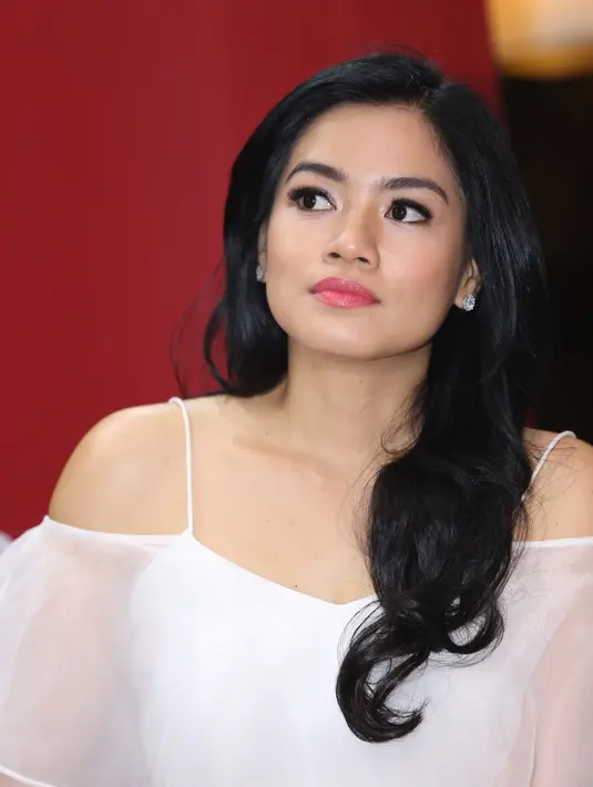 Tak hanya tubuh idealnya yang tetap indah meski telah memiliki anak, Titi Kamal selalu tampil cantik keseluruhan mulai dari tatanan rambut hingga gaya busana. Rambut panjang hitam indah pun ia biarkan tergerai melalui bahunya. (Andy Masela/Bintang.com)