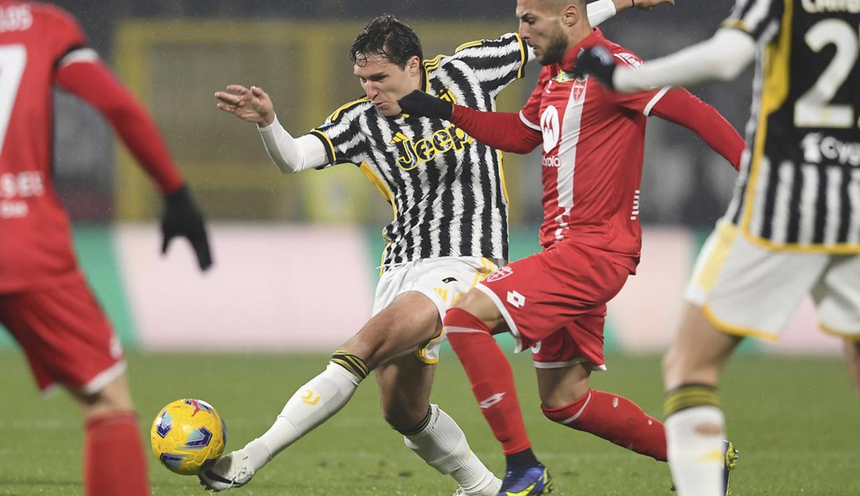 Pemain Juventus, Federico Chiesa, berusaha melewati pemain AC Monza pada laga Italia di Stadion U-Power, Sabtu (2/12/2023). Kali ini dua gol kemenangan Juve dicetak oleh Adrien Rabiot (12') dan Federico Gatti (90+4'). Monza hampir memaksakan hasil imbang melalui gol Valentin Carboni (90+1'). (LaPresse via AP/Claudio Grassi)