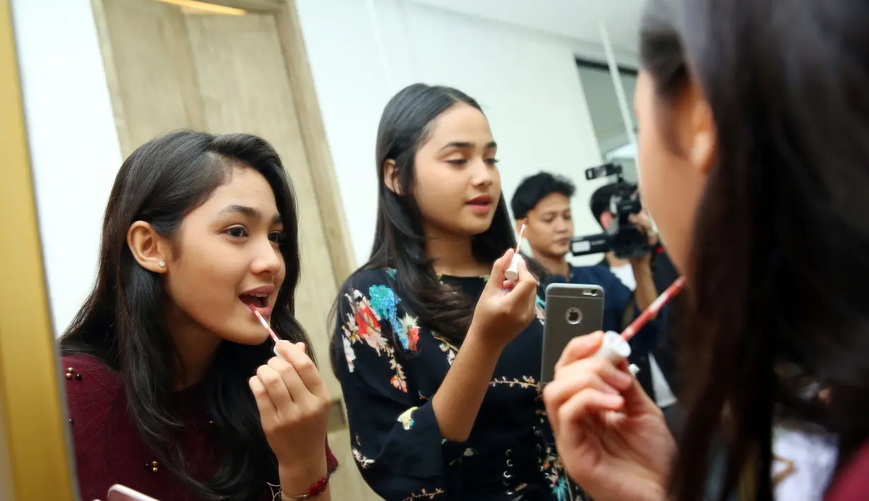 Selain itu, bersama dengan Syifa Hadju, Cut Syifa juga tampak sedang mencoba-coba warna lipstick yang cocok untuk di bibirnya saat pembukaan Duma Home di jalan Jenggala 2 No. 3, Jakarta Selatan. (Nurwahyunan/Bintang.com)
