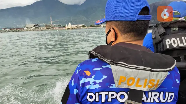 Personel Polairud Polda Sulteng saat berpatroli di Teluk Palu