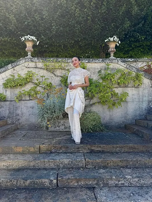 Tampilan ini bukan hanya menawan secara visual, namun juga cerdas dari segi desain. Gaun multifungsi seperti yang dikenakan Raline bisa disesuaikan untuk berbagai suasana, dari acara formal di ballroom hingga garden party dengan nuansa romantis seperti ini.   [@digo.design].