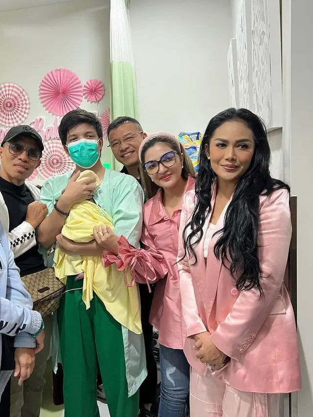 Potret  Atta Halilintar menggendong buah hati ditemani keluarga besar (Sumber: Instagram/@genifaruk, Instagram/@halilintarasmid, Instagram/@ananghijau, Instagram/@krisdayantilemos, Instagram/@ashanty_ash)