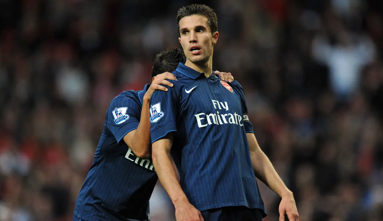Manchester United vs Arsenal. (29/8/2009). Striker Arsenal, Robin van Persie kecewa usai gol penyeimbang 2-2 dianulir oleh wasit Mike Dean karena dianggap telah berada dalam posisi offside. (AFP/Paul Ellis)