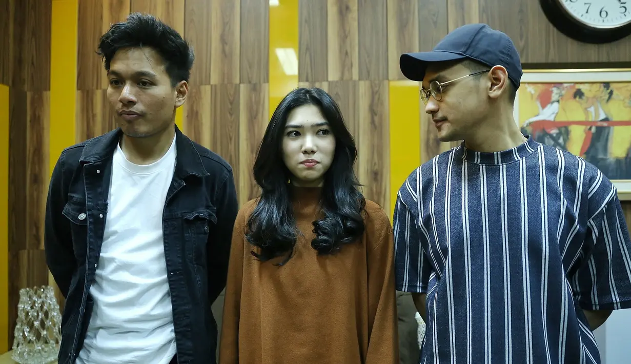 Bukan hal yang mudah ketika harus menyuguhkan tiga karakter suara yang berbeda untuk tampil bersamaan. Meski begitu, ternyata tiga penyanyi masa kini ini tidak merasa kesulitan sedikitpun. (Nurwahyunan/Bintang.com)