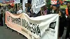 Ratusan umat Islam di Kota Semarang berunjuk rasa mengutuk praktik pornografi yang belakangan kian marak. Mereka mendesak aparat penegak hukum memproses kasus Ariel Peterpen secara tegas. 