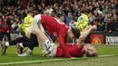 Manchester United memantapkan keunggulannya menjadi 4-2 lewat gol di masa injury time yang dicetak Scott McTominay. Hingga laga usai skor 4-2 tetap bertahan dan membawa MU lolos ke babak keempat Carabao Cup 2022/2023 untuk berjumpa tim Championship Burnley. (AP/Dave Thompson)