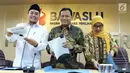Ketua Bawaslu, Abhan (tengah) bersama Mochammad Afifuddin (kiri) dan Ratna Dewi Pettalolo  jelang memberikan keterangan terkait hasil pengawasan penyelenggaraan Pilkada Serentak 2018 di Jakarta, Kamis (12/8). (Liputan6.com/Helmi Fithriansyah)