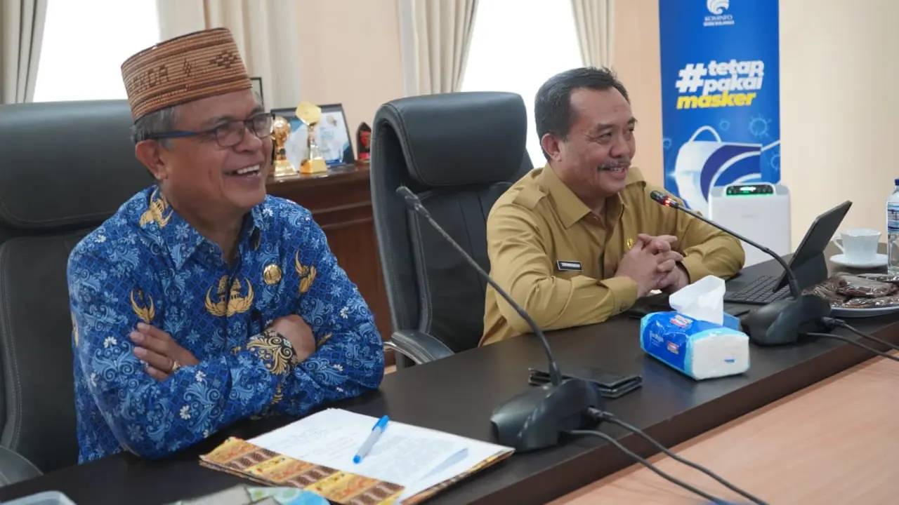 Kepala BSKDN Yusharto Huntoyungo (kanan) saat rapat koordinasi di Bone Bolango. (Istimewa)