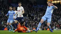 Setelah melewati beberapa peluang, Manchester City baru berhasil menyamakan skor 1-1 pada menit ke-33. Kiper Tottenham Hotspur, Hugo Lloris gagal menangkap sempurna umpan yang dilepaskan Raheem Sterling menuju Kevin De Bruyne. (AP/Jon Super)