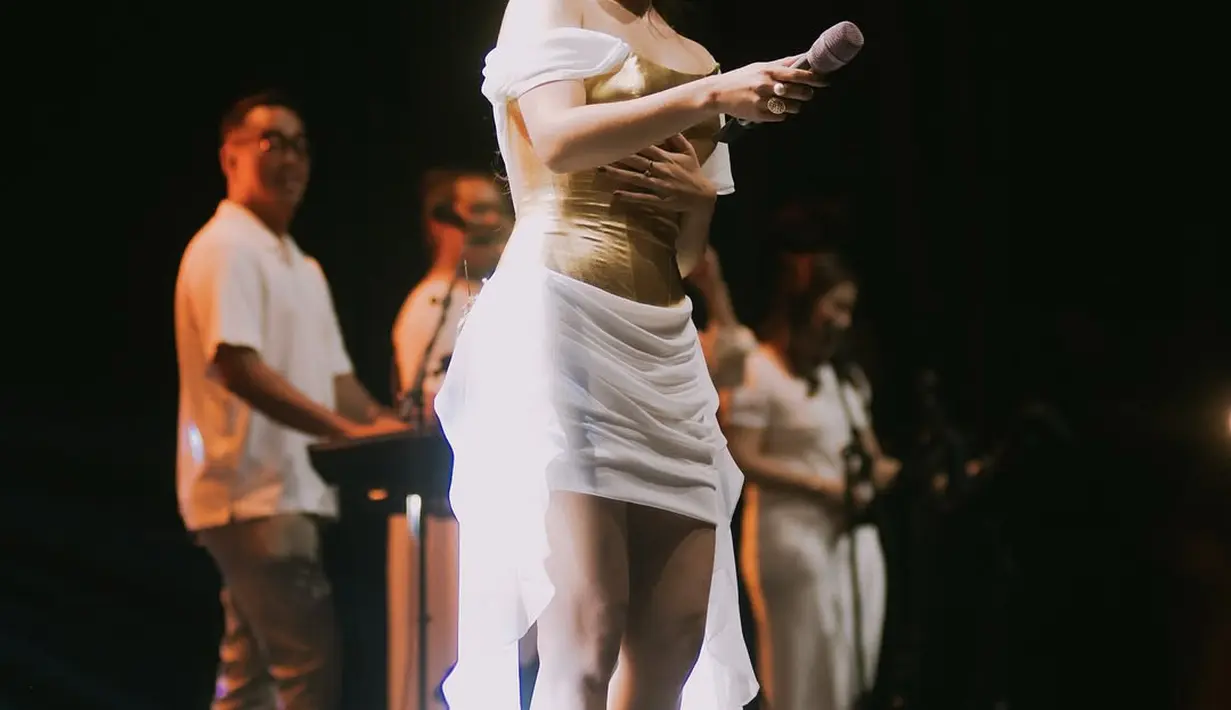 Raisa pancarkan pesona ala Dewi Yunaninya di atas panggung lewat busana yang terekspos lampu sorot [@malvava]