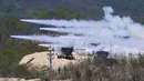 Roket-roket diluncurkan saat latihan militer antara AS dan Korsel di Seungjin, Seoul, Rabu (26/4). Latihan gabungan tersebut diselenggarakan berkenaan dengan spekulasi uji nuklir Pyongyang yang ke-enam. (AFP PHOTO / JUNG Yeon-Je)