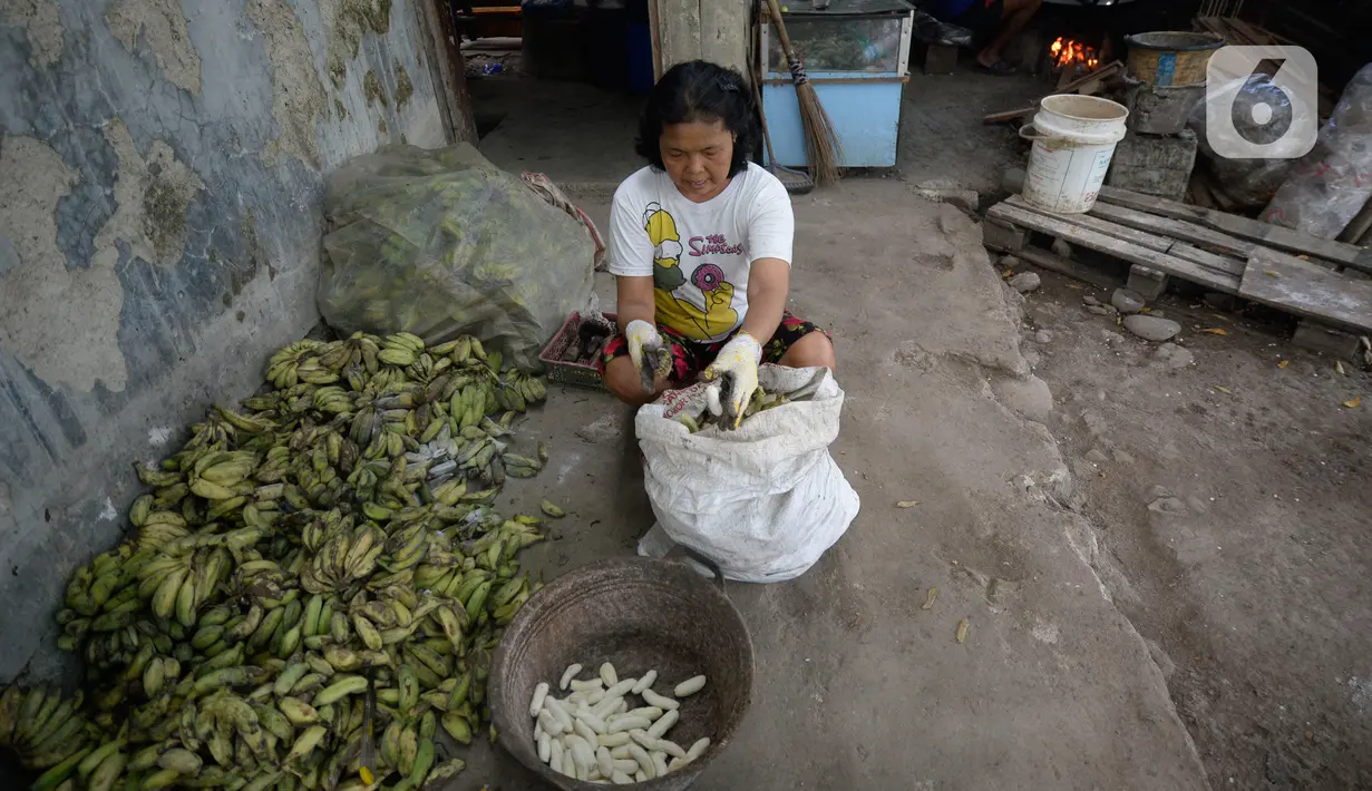 Pekerja mengupas kulit pisang untuk dijadikan keripik di Desa Cogreg, Parung Bogor, Jawa Barat, Kamis (3/9/2020). Keripik Pisang tersebut akan dikirim ke pasar dengan harga Rp 35 ribu untuk menambah pilihan oleh-oleh dari Kota Hujan. (merdeka.com/Dwi Narwoko)