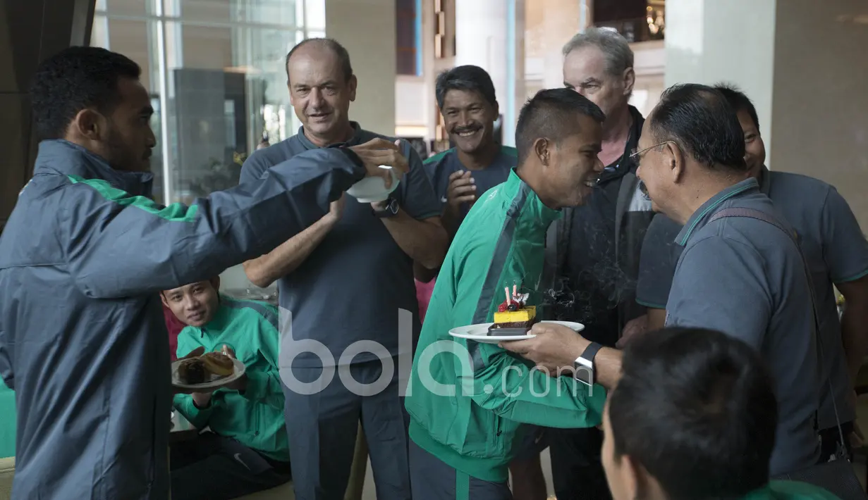  Manahati Lestusen menerima ucapan dan kue Ulang tahun dari official dan pemain Timnas Indonesia di Hotel Grand Fourwings, Thailand. (Bola.com/Vitalis Yogi Trisna) 