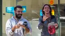 Dua pria tersenyum lebar setelah mendaftarkan diri sebagai konsumen ganja di kantor pos di Montevideo, Urugay, Selasa (2/5). Urugay menjadi yang pertama di dunia yang secara resmi melegalkan ganja untuk tujuan rekreasional. (Pablo PORCIUNCULA / AFP )