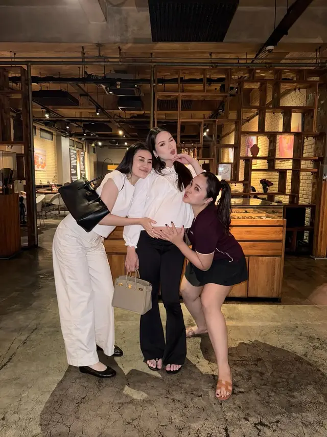 Chic & Cheerful! Gaya Aaliyah Massaid Hangout Bareng Bumil Alyssa Daguise, Sudah Tak Sabar Sambut Baby S