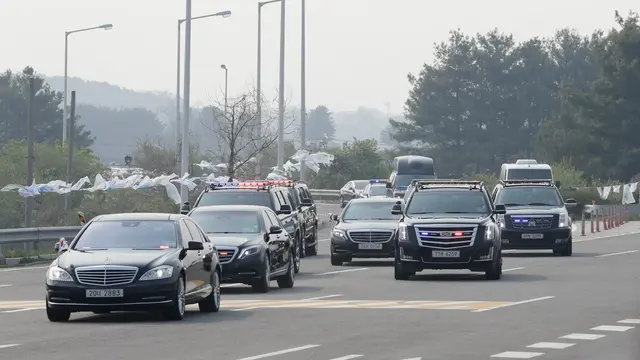 Jabat Tangan Kim Jong-un dan Moon Jae-in