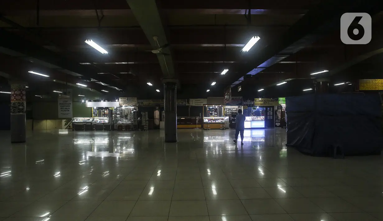 Suasana salah satu pusat perbelanjaan yang tutup di Jakarta, Minggu (8/8/2021). Pembebasan PPN atas jasa sewa kios, gerai, dan toko di pusat perbelanjaan dilakukan pemerintah untuk membantu dunia usaha yang terdampak penyesuaian aturan PPKM Level 4. (Liputan6.com/Johan Tallo)