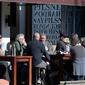 Pelanggan di kafe menikmati makan siang di bawah sinar matahari di Christchurch, Selandia Baru pada Minggu (9/8/2020). Selandia Baru pada Minggu kemarin telah berhasil melewati 100 hari tanpa merekam kasus Virus Corona COVID-19 yang ditularkan secara lokal. (AP Photo/Mark Baker)