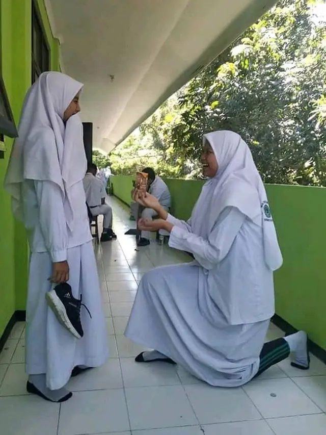 Siswa Ini Peragakan Bagaimana Cara Melamar yang Bikin Tepuk Jidat