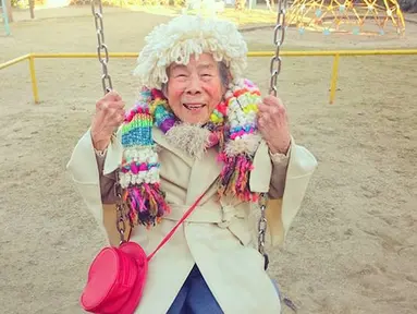 Emiko (93) nenek asal Jepang menjadi model untuk pakaian yang dibuat oleh cucunya. Sang cucu, Chinami Mori seringkali membuat pakaian warna cerah dan pelangi yang ia buat dengan teknik tenun khusus yang disebut Saori. (mymodernmet.com)