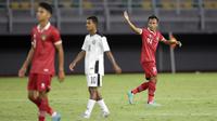 Pemain Timnas Indonesia U-20, Robi Darwis (kanan) saat pertandingan Grup F Kualifikasi Piala Asia U-20 2023 melawan Timnas Timor Leste U-20 di Stadion Gelora Bung Tomo, Surabaya, Rabu (14/9/2022). (Bola.com/Ikhwan Yanuar)