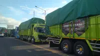 Antrean Kendaraan Pengangkut logistik meluber hingga ke jalan raya depan Pelabuhan ASDP Ketapang Banyuwangi (Hermawan Arifianto/Liputan6.com)