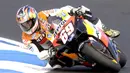 Tetapi tanpa menyerah Nicky Hayden terus berupaya menyusul Valentino Rossi di klasemen hingga balapan seri terakhir. (EPA/Martin Philbey)