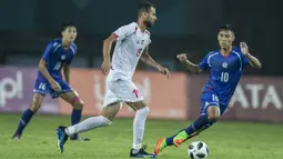 Gelandang Palestina, Sameh Maraaba, berusaha melewati striker Taiwan, Chaoan Chen, pada laga Grup A Asian Games di Stadion Patriot, Jawa Barat, Jumat (10/8/2018). Kedua negara bermain imbang 0-0. (Bola.com/Vitalis Yogi Trisna)