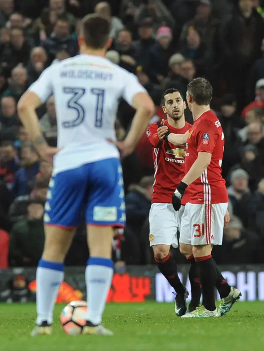 Gelandang MU, Henrikh Mkhitaryan melakukan selebrasi bersama Bastian Schweinsteiger usai mencetak gol Wigan Athletic pada Piala FA di Stadion Old Trafford, Inggris (29/1). MU menang atas Wigan 4-0. (AP Photo/Rui Vieira)