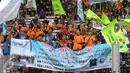 Sebuah spanduk berisi tuntutan buruh saat May Day 2016 di GBK, Jakarta, Minggu (1/5) GBK merupakan titik kumpul para Buruh dalam penyampaian aspirasi buruh saat Perayaan Buruh Internasional. (Liputan6.com/Helmi Afandi)