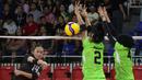 <p>Pemain Timnas voli putri Singapura, Ethel Siow Yi Yin melepaskan spike yang berusaha diblok dua pemain Indonesia, Maradanti Namira (tengah) dan Bela Sabrina pada laga Grup B AVC Challenge Cup 2024 di Rizal Memorial Coliseum, Manila, Filipina, Jumat (24/5/2024). Singapura kalah 0-3 (14-25, 13-25, 14-25). (Asian Volleyball Confederation)</p>