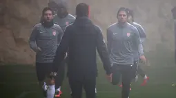 Penyerang AS Monaco, Radamel Falcao (kanan) bersama gelandang Joao Moutinho (kiri) saat berlatih ditutupi kabut tebal jelang bertanding di Liga Champions di La Turbie, Prancis  (21/11). (REUTERS/Eric Gaillard)