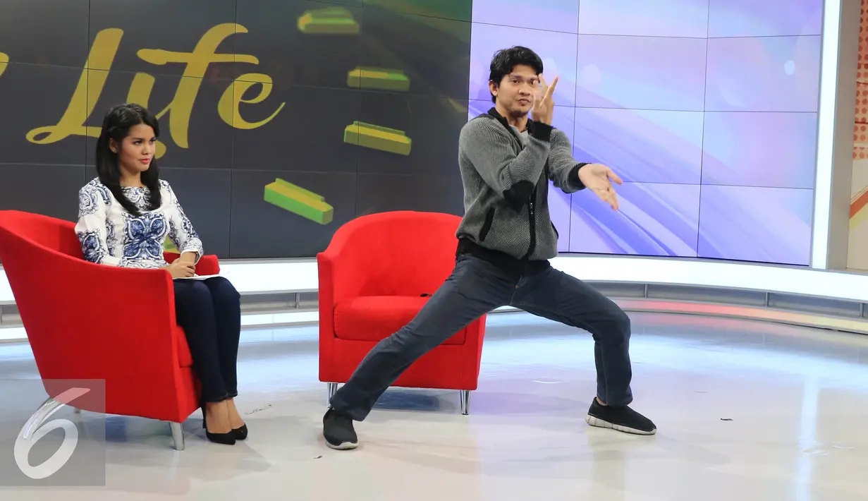 Iko Uwais menunjukkan gerakan Pencak Silat saat menjadi bintang tamu di acara Dear Life, SCTV Tower, Jakarta, Rabu (28/7). Iko mengaku sejak kecil sudah mengenal seni bela diri Pencak silat. (Liputan6.com/Herman Zakharia)