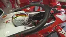 Pebalap Ferrari, Sebastian Vettel, dengan pengaman Halo yang terpasang di mobilnya saat latihan bebas pertama F1 GP Inggris di Sirkuit Silverstone, Inggris, Jumat (8/7/2016). (Bola.com/Twitter/F1)
