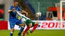  Bek Italia, Leonardo Bonucci (kiri) melangar Gelandang Bulgaria Ivelin Popov pada kualifikasi Piala Eropa 2016 di Stadion Nasional Vasil Levski, Minggu (29/3/2015). Italia bermain imbang 2-2 melawan Bulgaria. (REUTERS/Stoyan Nenov)