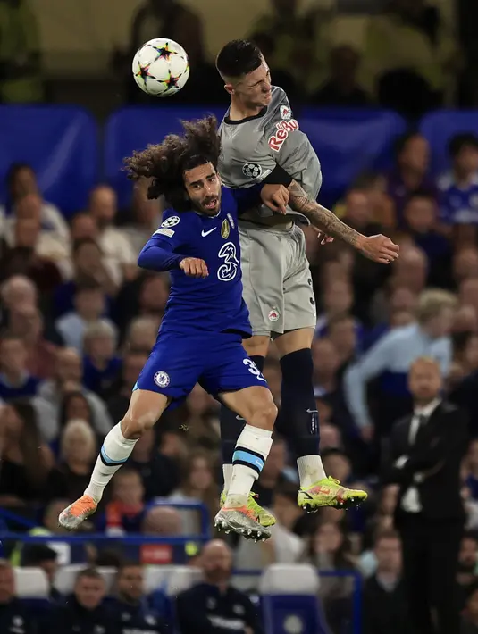 Bek Chelsea Marc Cucurella dan bek Red Bull Salzburg Bryan Okoh melompat saat bersaing dalam matchday Grup E Liga Champions di Stamford Bridge, Kamis (15/9/2022) dini hari WIB. Chelsea hanya mampu bermain imbang 1-1 dengan RB Salzburg. (AP Photo/Leila Coker)