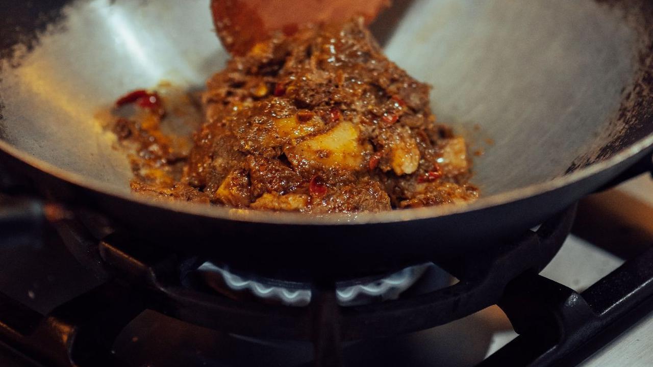 Rendang adalah masakan khas Nusantara yang telah mendunia lantaran kelezatannya. Selain bisa ditemui di restoran masakan Padang, rendang juga bisa dibuat sendiri di rumah. Cukup siapkan daging dan bumbunya, maka hidangan lezat ini dapat Anda nikmati bersa