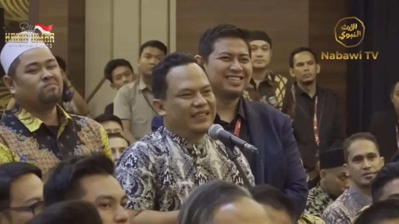 Faank pun akhirnya bertanya dengan menggunakan bahasa Indonesia.