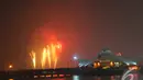 Sejumlah kembang api memancar di kawasan Ancol saat malam pergantian tahun, Jakarta, Kamis (1/1/2015). (Liputan6.com/Faisal R Syam)