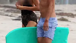 Seperti yang dilansir dari Dailymail (28/07/2014) Paris Hilton kepergok tengah bersantai di Pantai Malibu bersama seorang pria berkepala plontos (Dailymail)