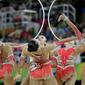Aksi pesenam Ritmik asal Jepang pada final Olimpiade Rio 2016  di Olympic Arena, Rio de Janeiro, Brasil. (AP/Rebecca Blackwell)